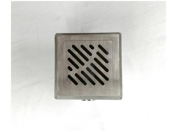 Sifone a pavimento con coperchio di 5mm MODELLO FORATO (CARRABILE) con flangia per impermeabilizzazione 200x200x152mm INOX Ø50mm orizzontale