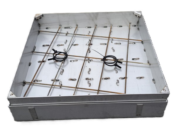 Pokrov za polnjenje z ojačanim dnom in jekleno armaturo brez oljnega roba DIM: 900 X 900 X 120mm INOX