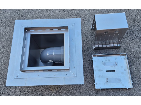 Talni sifon inox ZA VGRADNJO KERAMIKE, dimenzij 250mm x 250mm x 257mm Ø110mm horizontal POHODEN s PRIROBNICO za HIDROIZOLACIJO