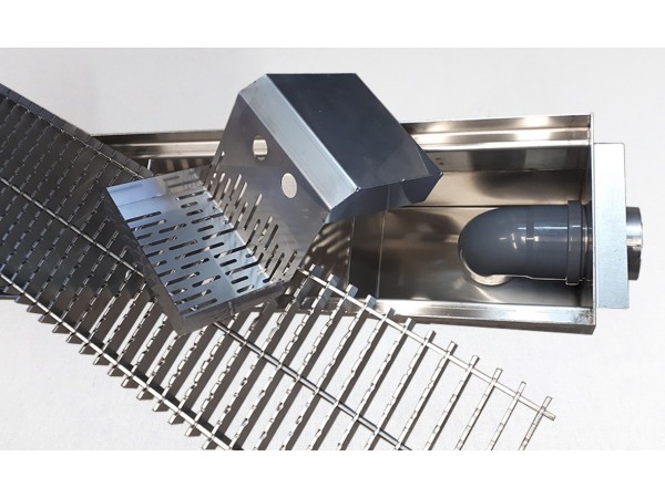 Inox protizdrsna talna rešetka s koritom,sifonom in košaro. Dimenzij:300mm x 2500mm ,odtok opcija Ø50mm / Ø75mm / Ø110mm,smer odtoka opcijsko horizontalno ali vertikalno-POVOZNA,PROTIZDRSNA brez PRIROBNICE za HIDROIZOLACIJO