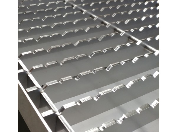 Inox protizdrsna talna rešetka s koritom,sifonom in košaro. Dimenzij:300mm x 2500mm ,odtok opcija Ø50mm / Ø75mm / Ø110mm,smer odtoka opcijsko horizontalno ali vertikalno-POVOZNA,PROTIZDRSNA brez PRIROBNICE za HIDROIZOLACIJO