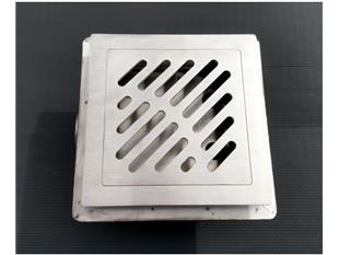 Sifone a pavimento con coperchio di 5mm MODELLO FORATO (CARRABILE) con flangia per impermeabilizzazione 200x200x152mm INOX Ø50mm orizzontale