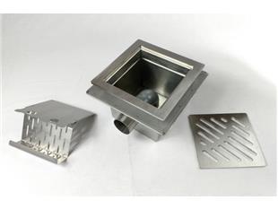 Sifone a pavimento con coperchio di 5mm MODELLO FORATO (CARRABILE) con flangia per impermeabilizzazione 200x200x152mm INOX Ø50mm orizzontale