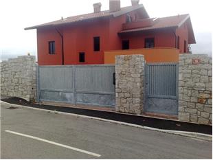 Cancello a due ante automatico con porta personale