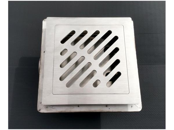 Sifone a pavimento con coperchio di 5mm MODELLO FORATO (CARRABILE) con flangia per impermeabilizzazione 200x200x152mm INOX Ø50mm orizzontale