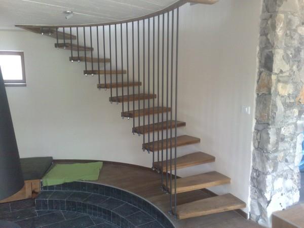 Notranje polkrožne konzolne viseče stopnice