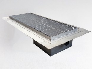 Griglia a pavimento inox con vasca e sifone, dimensioni 150mm x 500mm - 3000mm x Ø50mm / Ø75mm orizzontale/verticale CARRABILE ANTISCIVOLO con FLANGIA per IMPERMEABILIZZAZIONE