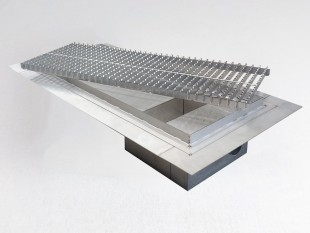 Griglia a pavimento inox con vasca e sifone, dimensioni 250mm x 500mm - 3000mm x Ø50mm / Ø75mm / Ø110mm orizzontale/verticale CARRABILE ANTISCIVOLO con FLANGIA per IMPERMEABILIZZAZIONE