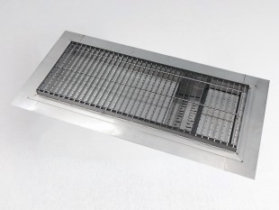 Griglia a pavimento inox con vasca e sifone, dimensioni 150mm x 500mm - 3000mm x Ø50mm / Ø75mm orizzontale/verticale CARRABILE ANTISCIVOLO con FLANGIA per IMPERMEABILIZZAZIONE