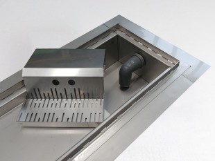 Griglia a pavimento inox con vasca e sifone, dimensioni 150mm x 500mm - 3000mm x Ø50mm / Ø75mm orizzontale/verticale CARRABILE ANTISCIVOLO con FLANGIA per IMPERMEABILIZZAZIONE