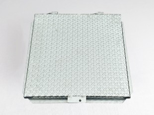 POKROV KOVINSKI NADVGRADNI VROČE CINKAN 640mm X 640mm X 45mm 