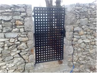 Porta a un anta del cortile