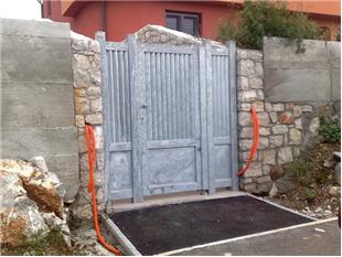 Porta a un anta con serratura elettrica e telecomando