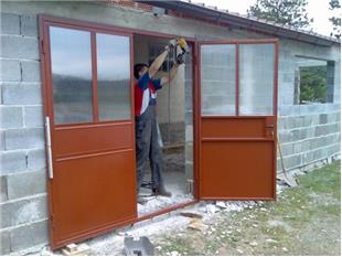 dvokrilna garažna vrata okna zasteklena z polikarbonatom