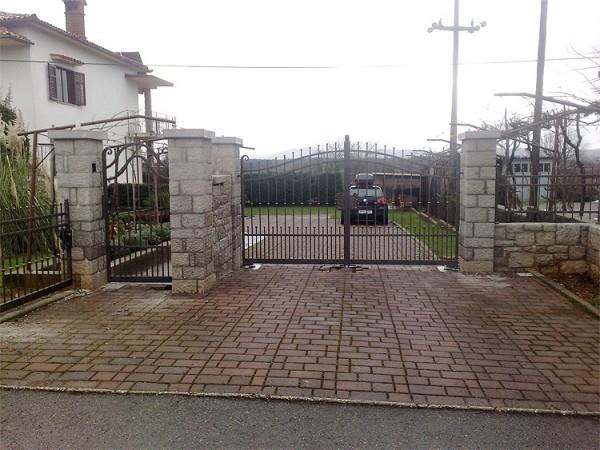 Porta ferro battuto zincata a caldo, vernicata a polvere e invecchiata