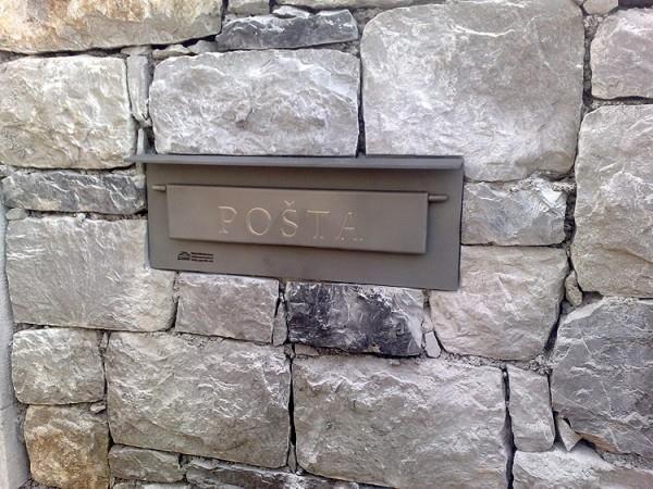 Vgradni poštni nabiralnik od zunaj INOX PESKAN