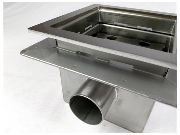 Sifone a pavimento con coperchio di 5mm MODELLO FORATO (CARRABILE) con flangia per impermeabilizzazione 300x300x181mm INOX Ø75mm orizzontale