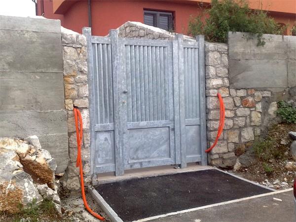 Porta a un anta con serratura elettrica e telecomando