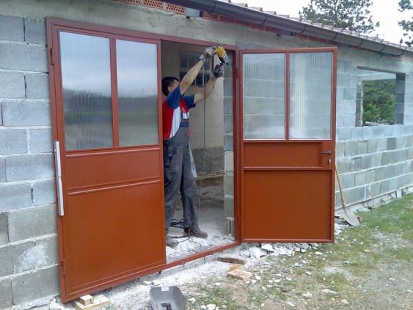 dvokrilna garažna vrata okna zasteklena z polikarbonatom